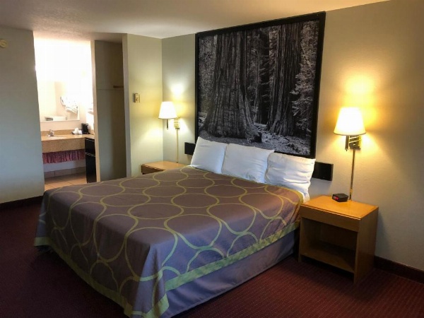 Super 8 by Wyndham Crescent City image 10