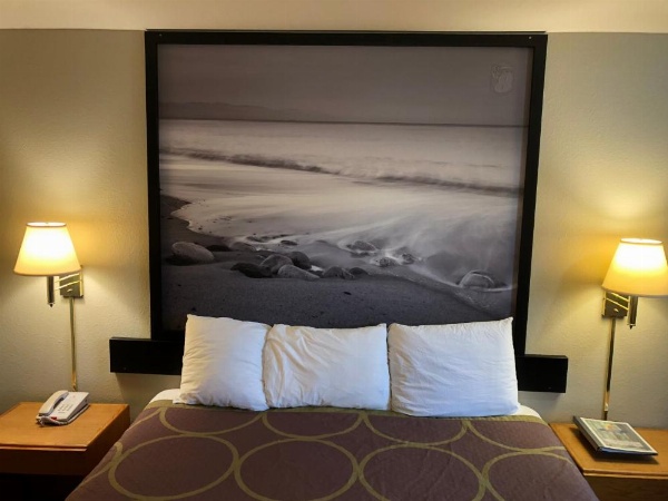 Super 8 by Wyndham Crescent City image 12