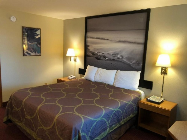 Super 8 by Wyndham Crescent City image 13