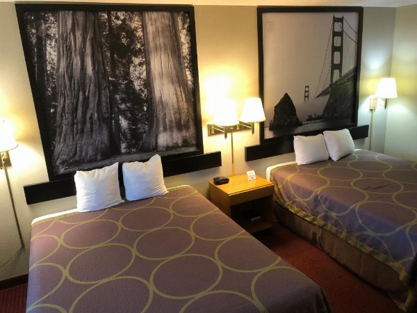 Super 8 by Wyndham Crescent City image 15